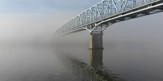 空中升起的晨雾桥在俄亥俄河