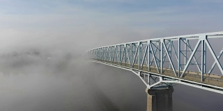 在雾中的俄亥俄河上的桥的向前鸟瞰图