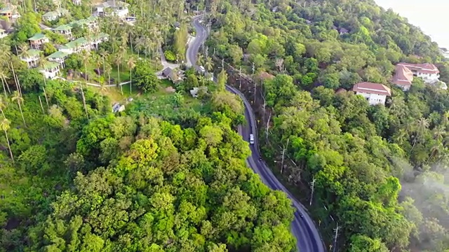 美丽的鸟瞰图，在苏梅岛椰子树周围的海滩和大海