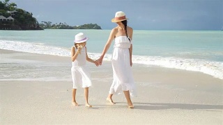 白色沙滩上的家庭娱乐。妈妈和孩子们过得很愉快视频素材模板下载