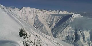 乔治亚州古道里冬季山脉的惊人航拍。无人机飞越雪坡