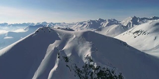 格鲁吉亚雪峰的惊人航拍。Slowmotion无人机视频