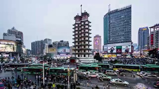 从日落到夜晚，中国郑州的二七纪念塔和交通视频素材模板下载