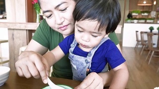 亚洲宝宝和妈妈吃饭视频素材模板下载