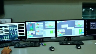 慢镜头:男性亚洲工程师正在辐射控制系统中工作视频素材模板下载