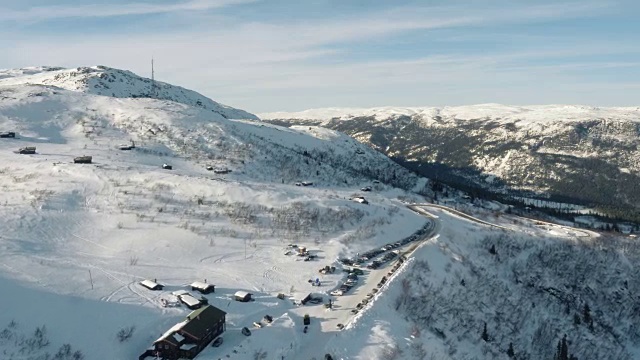 飞往挪威罗兰雪山的山峰。