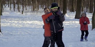 四个小弟弟在冬季公园玩雪球，慢镜头