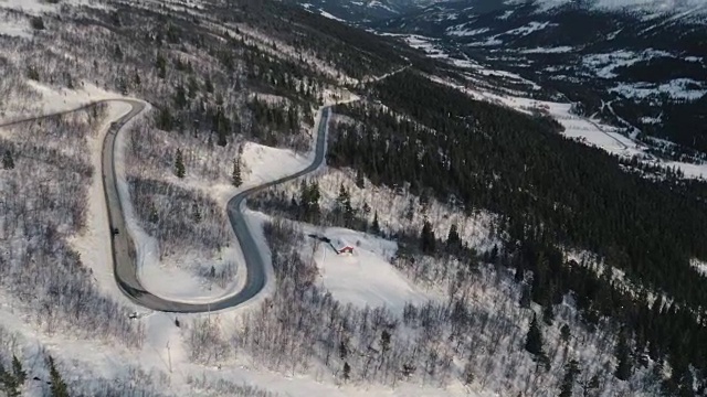 鸟瞰图，一个弯曲的道路上的雪山边在Telemark，挪威。