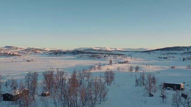 鸟瞰图的一个美丽的日落照亮的山高原在Telemark，挪威。