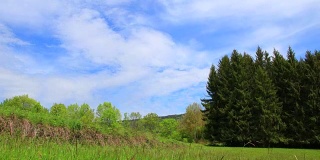 时间流逝的春天景观比利牛斯乡下，法国
