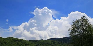 法国比利牛斯山积雨云的时间周期