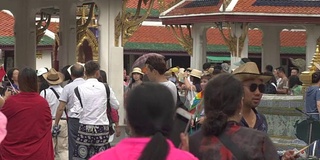 曼谷/泰国- 2018年5月23日:游客在Wat Phra Si Rattana Satsadaram拍摄慢镜头