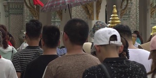 曼谷/泰国- 2018年5月23日:游客在Wat Phra Si Rattana Satsadaram拍摄慢镜头