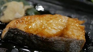 红烧的鲑鱼。烤鲑鱼片。日本料理视频素材模板下载