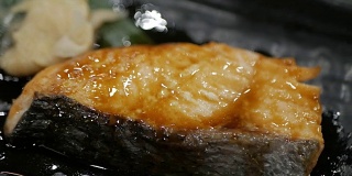 红烧的鲑鱼。烤鲑鱼片。日本料理