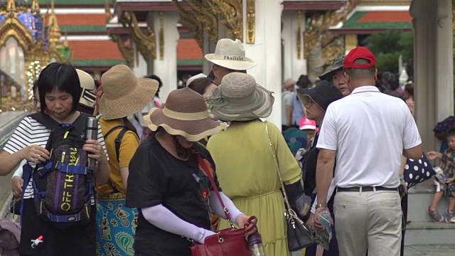 曼谷/泰国- 2018年5月23日:游客在Wat Phra Si Rattana Satsadaram拍摄慢镜头