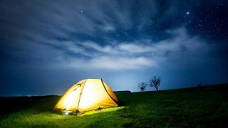 延时。夜山下星光闪烁的露营帐篷。视频素材模板下载