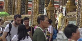 曼谷/泰国- 2018年5月23日:游客在Wat Phra Si Rattana Satsadaram拍摄慢镜头