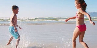 男孩和女孩一起在海滩上玩暑假
