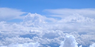 从飞机窗口看到的掠过的云