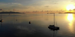 美丽的鸟瞰图与海滩和海洋周围的椰子树在苏梅岛日落时间