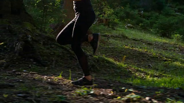 在森林里慢跑的女运动员