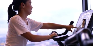 泰国女人与健身自行车在上午-股票视频