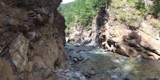 旅行者用动作摄影机探索一条山间河流。