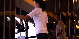 泰国女人与健身自行车在上午-股票视频