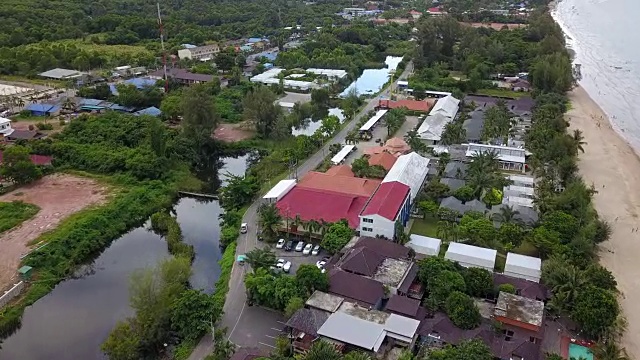 4K空中飞行在白色沙滩和美丽的蓝色海洋在泰国潮老海滩美丽的海景。