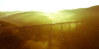 雾中鸟瞰图的慈姑邦桥，在印度尼西亚最长的活跃火车桥