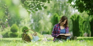 在大自然中阅读野餐书籍的女人