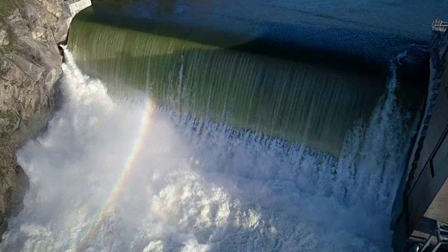 惊险的大坝瀑布彩虹慢镜头天线