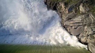 鸟眼空中愤怒的大坝瀑布边缘揭示视频素材模板下载