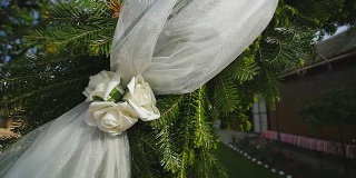 婚礼拱门上装饰着鲜花。近距离