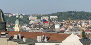 老城区的建筑风貌。捷克共和国的国旗在城市的背景下迎风飘扬