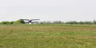 轻型单引擎飞机降落在机场。飞机停在绿色的草地上