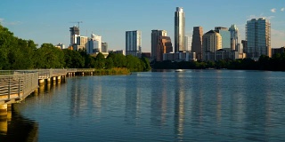 水反射的首都城市市中心塔在城镇湖-奥斯汀德克萨斯城镇湖反射天际线城市景观