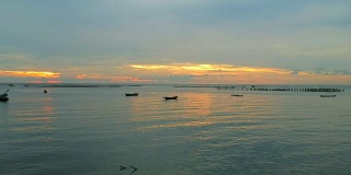 鸟瞰图捕鱼吹嘘在日落在昂西拉海滩泰国