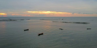 鸟瞰图捕鱼吹嘘在日落在昂西拉海滩泰国