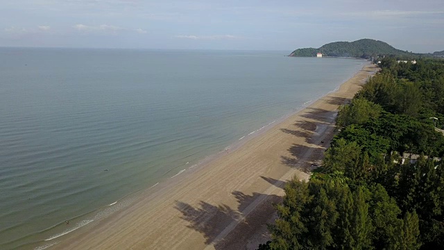 4K空中飞行在白色沙滩和美丽的蓝色海洋在泰国潮老海滩美丽的海景。