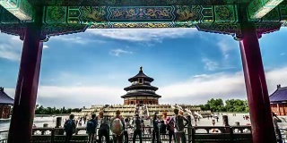 中国北京，天坛前拥挤的游客