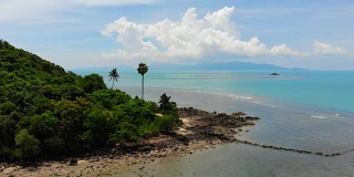 美丽的鸟瞰图，在苏梅岛椰子树周围的海滩和大海