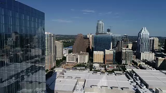 从镜像窗户摩天楼奥斯汀德克萨斯无人机天际线城市景观