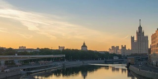 莫斯科城市天际线夜晚到白天日出运动时间推移或hyperlapse在莫斯科河，莫斯科俄罗斯4K时间推移