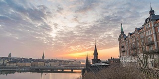 斯德哥尔摩城市天际线夜晚到白天日出的时间流逝在Gamla Stan和Slussen，斯德哥尔摩瑞典4K时间流逝