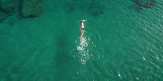 一个人在地中海游泳的鸟瞰图