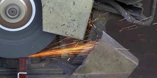 工人用机器切割钢材