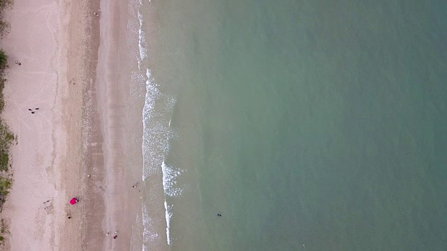 4K空中飞行在白色沙滩和美丽的蓝色海洋在泰国潮老海滩美丽的海景。