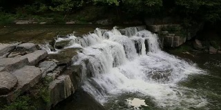 陶诺克溪上的小瀑布